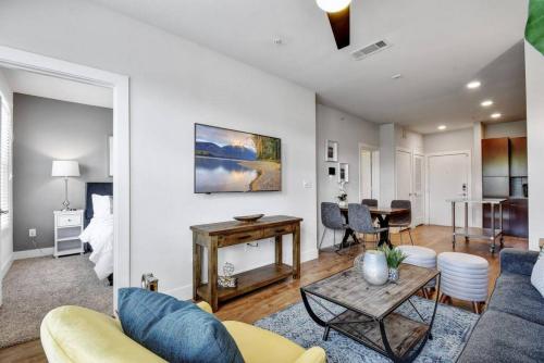 Charming Apartment in Southtown Wifi Pool Gym in San Antonio, USA
