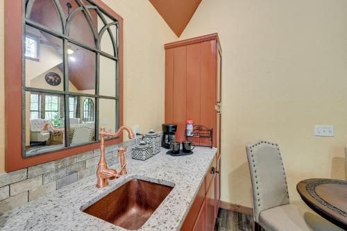 Blissful Broken Bow Studio Fire Pit and Jacuzzi Tub in Broken Bow, USA