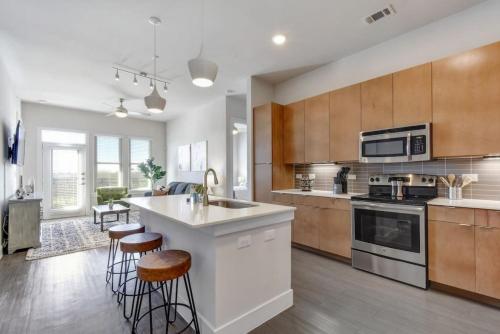 2BR Southtown, Pool, Parking, 200Mbps, Netflix, Gym in San Antonio, USA