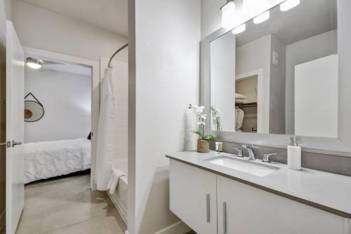 Escape at a Stylish Apartment near Downtown in San Antonio, USA