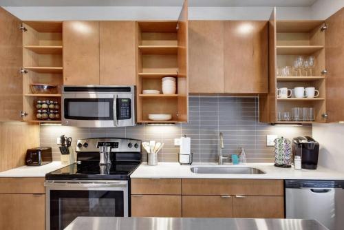 Escape at a Stylish Apartment near Downtown in San Antonio, USA