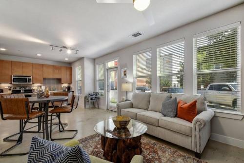 Escape at a Stylish Apartment near Downtown in San Antonio, USA