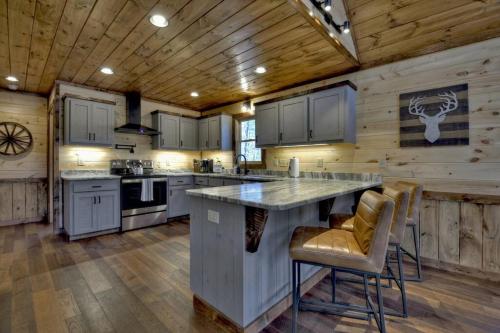Rosewood Retreat - Hot Tub Fire Pit Pool Table in Blue Ridge, USA