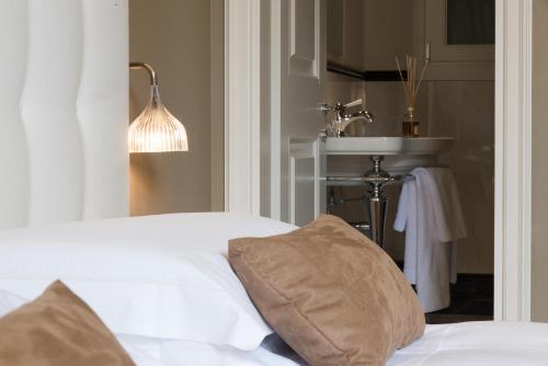 Deluxe Double Room with Pool Access image 10
