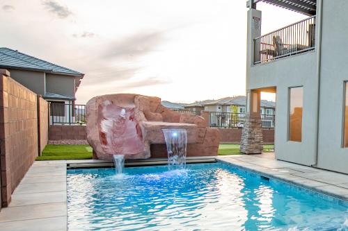 The Pad Spacious Luxury Retreat Sleeps 23, Private Pool, Spa, Game Room and More