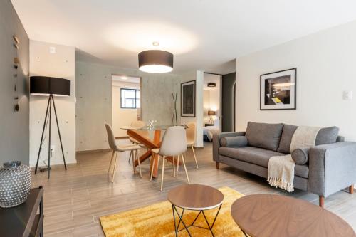 Refined 2BR w/ Balcony in Parque España image 10