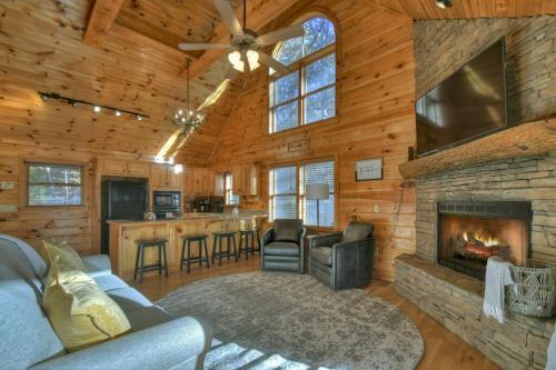 Spruced Up Cabin w Hot Tub & Fire Pit in BR Mtns in Mineral Bluff, USA