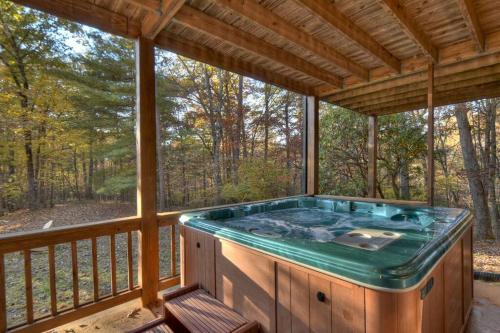 Spruced Up Cabin w Hot Tub & Fire Pit in BR Mtns in Mineral Bluff, USA