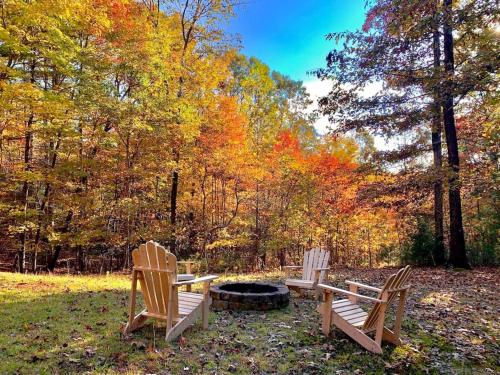 Spruced Up Cabin w Hot Tub & Fire Pit in BR Mtns in Mineral Bluff, USA