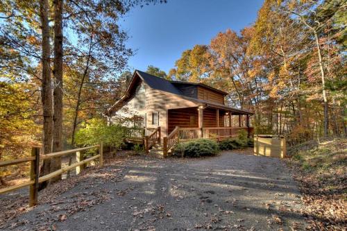 Spruced Up Cabin w Hot Tub & Fire Pit in BR Mtns in Mineral Bluff, USA