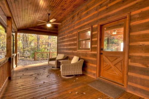 Spruced Up Cabin w Hot Tub & Fire Pit in BR Mtns in Mineral Bluff, USA