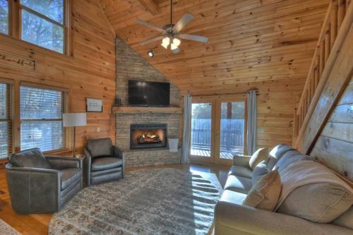 Spruced Up Cabin w Hot Tub & Fire Pit in BR Mtns in Mineral Bluff, USA