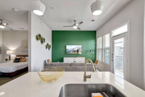 Beautiful Studio Apartment Near Southtown with Pool and Gym in San Antonio, USA
