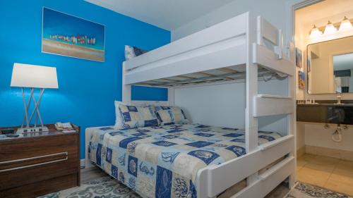Sarasota Cay Club #614 Bunk Bed, Heated Pool, Tiki Bar, More!