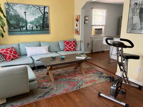 Fitness center, 2 bedroom apartment 30 minutes away from NY City in Hasbrouck Heights