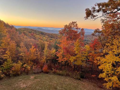 Tranquility Perch w Tri State Mtn Views & Hot Tub in Murphy, USA