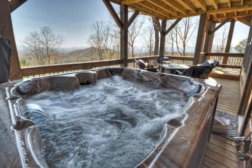 Tranquility Perch w Tri State Mtn Views & Hot Tub in Murphy, USA