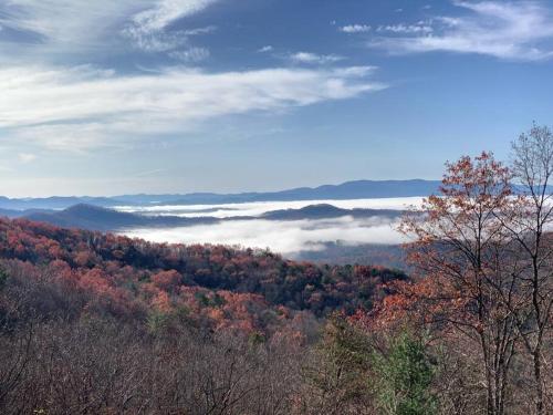Tranquility Perch w Tri State Mtn Views & Hot Tub in Murphy, USA