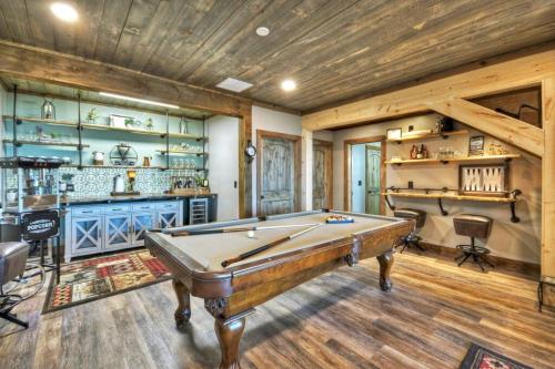 Tranquility Perch w Tri State Mtn Views & Hot Tub in Murphy, USA
