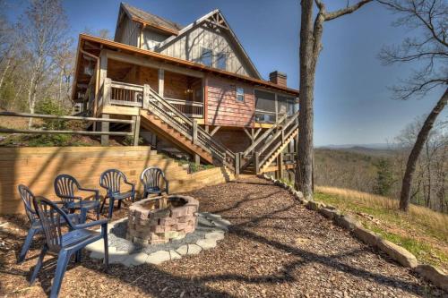 Tranquility Perch w Tri State Mtn Views & Hot Tub in Murphy, USA