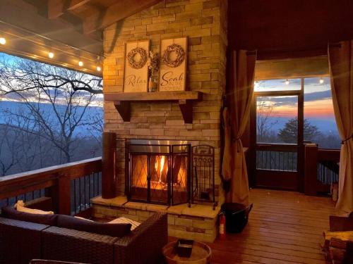 Tranquility Perch w Tri State Mtn Views & Hot Tub in Murphy, USA