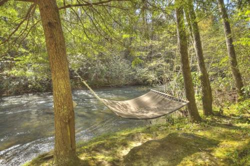 Trout Haven Cabin on Fightingtown Creek w FirePit in Epworth, USA