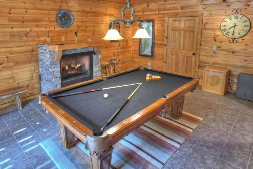 Trout Haven Cabin on Fightingtown Creek w FirePit in Epworth, USA