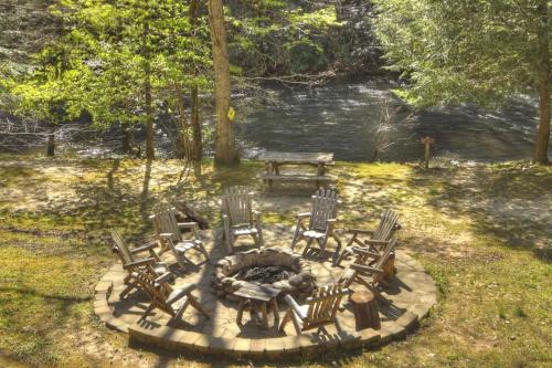 Trout Haven Cabin on Fightingtown Creek w FirePit in Epworth, USA