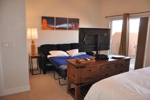 Gorgeous Moab Retreat with Red Rock and La Sal Mountain Views - South Valley in Moab, USA