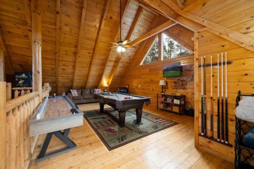 2-Bedroom Cabin with 2 Master Suites, Loft, Half-Bath and hot tub in a Serene Resort Setting in Sevierville, USA
