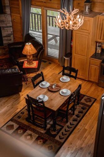 2-Bedroom Cabin with 2 Master Suites, Loft, Half-Bath and hot tub in a Serene Resort Setting in Sevierville, USA