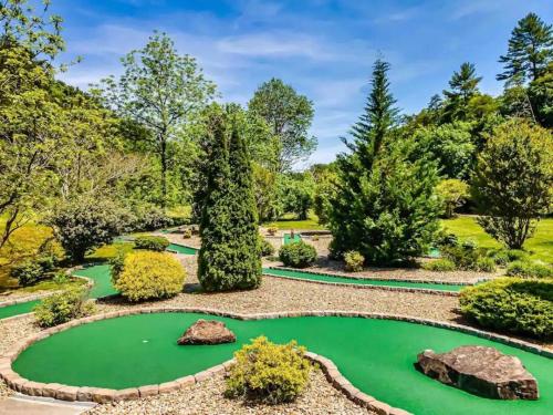 2-Bedroom Cabin with 2 Master Suites, Loft, Half-Bath and hot tub in a Serene Resort Setting in Sevierville, USA