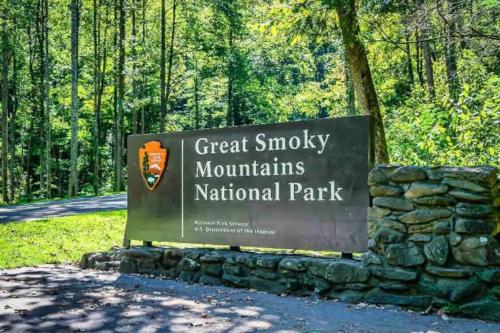 2-Bedroom Cabin with 2 Master Suites, Loft, Half-Bath and hot tub in a Serene Resort Setting in Sevierville, USA