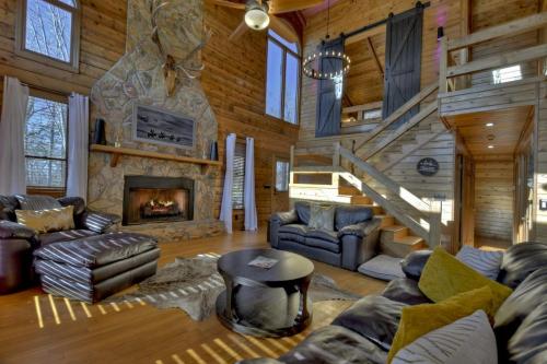 Whiskey Rocks Cabin w Mtn Views in Morganton, USA