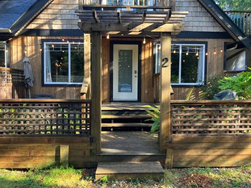 Siennas Tree House Tall Trees And Salty Breeze in Tofino, Canada
