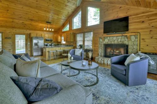 Dog Friendly Cabin Lake & Mountain Views Hot Tub in Blue Ridge, USA