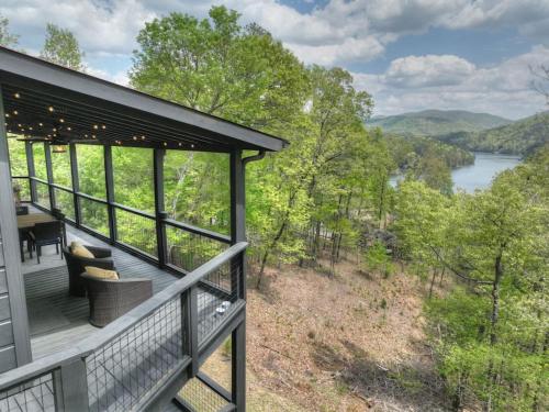 Dog Friendly Cabin Lake & Mountain Views Hot Tub in Blue Ridge, USA