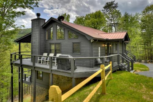 Dog Friendly Cabin Lake & Mountain Views Hot Tub in Blue Ridge, USA