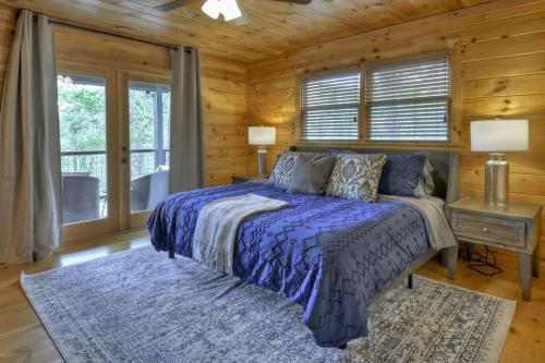 Dog Friendly Cabin Lake & Mountain Views Hot Tub in Blue Ridge, USA