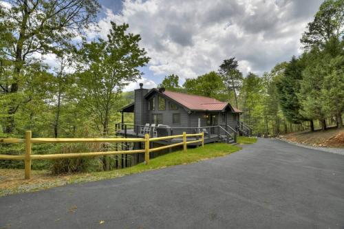 Dog Friendly Cabin Lake & Mountain Views Hot Tub in Blue Ridge, USA