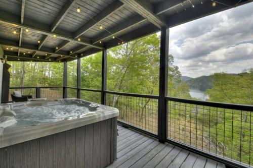 Dog Friendly Cabin Lake & Mountain Views Hot Tub in Blue Ridge, USA