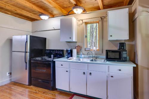 Cozy Indiana Cabin Rental with Private Porch and Grill in Taswell, USA