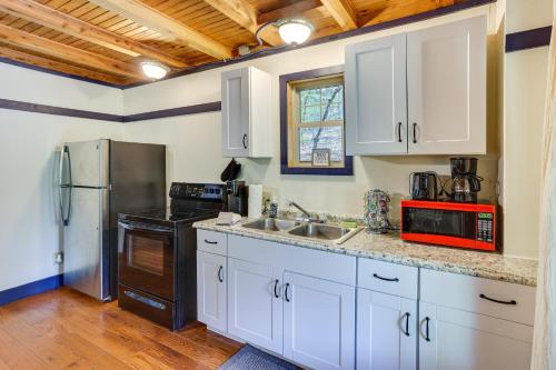Dreamy Indiana Cabin Rental with Shared Amenities! in Taswell, USA