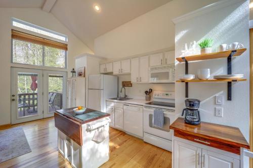 10 Mi to Sugar Mountain Cozy Newland Cabin! in Newland, USA