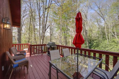 10 Mi to Sugar Mountain Cozy Newland Cabin! in Newland, USA