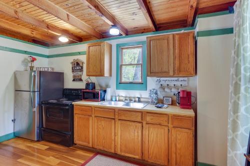 Idyllic Southern Indiana Cabin Near Patoka Lake! in Taswell, USA