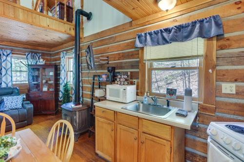 Vacation Rental Near Lake Patoka with Hot Tub! in Taswell, USA