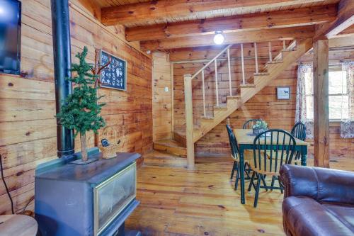Comfy Taswell Cabin Rental - Community Amenities! in Taswell, USA