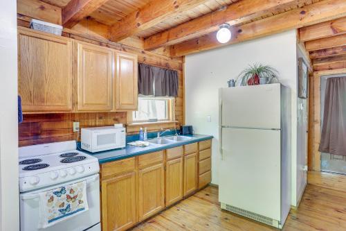 Comfy Taswell Cabin Rental - Community Amenities! in Taswell, USA