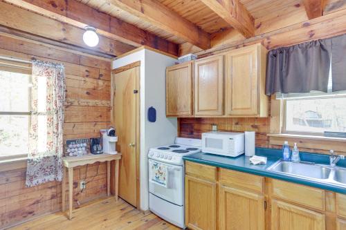 Comfy Taswell Cabin Rental - Community Amenities! in Taswell, USA